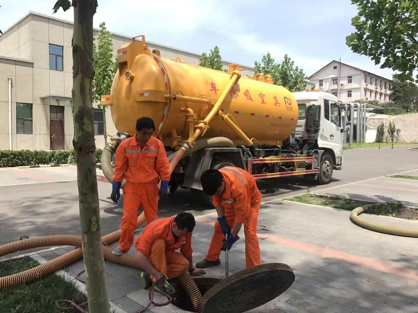 淮阳管道疏通车停在窨井附近