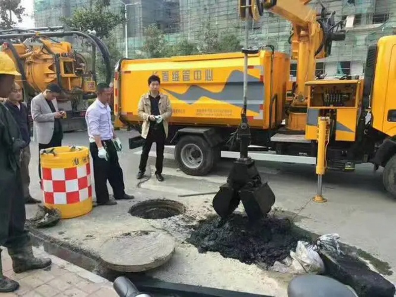 淮阳街道：网格员化身“清道夫”，为民解忧疏通“堵心”化粪池